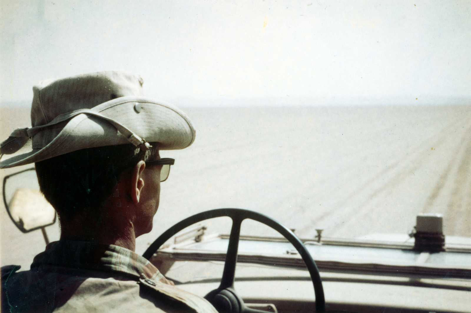 a Francia Idegenlégió 13. könnyűdandár 4. századának katonája., 1969, Szöllősi Lászlóné, hat, steering wheel, vehicle interior, Fortepan #222818