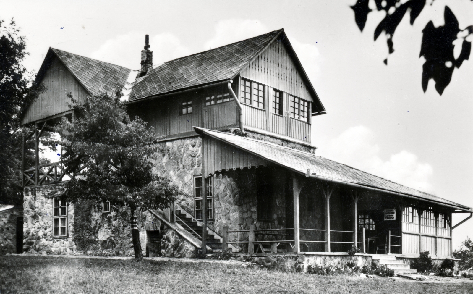 Magyarország, Esztergom, Vaskapu-hegy, Brilli Gyula turistaház., 1929, Szöllősi Lászlóné, palatető, terméskő, osztott ablak, Fortepan #222836