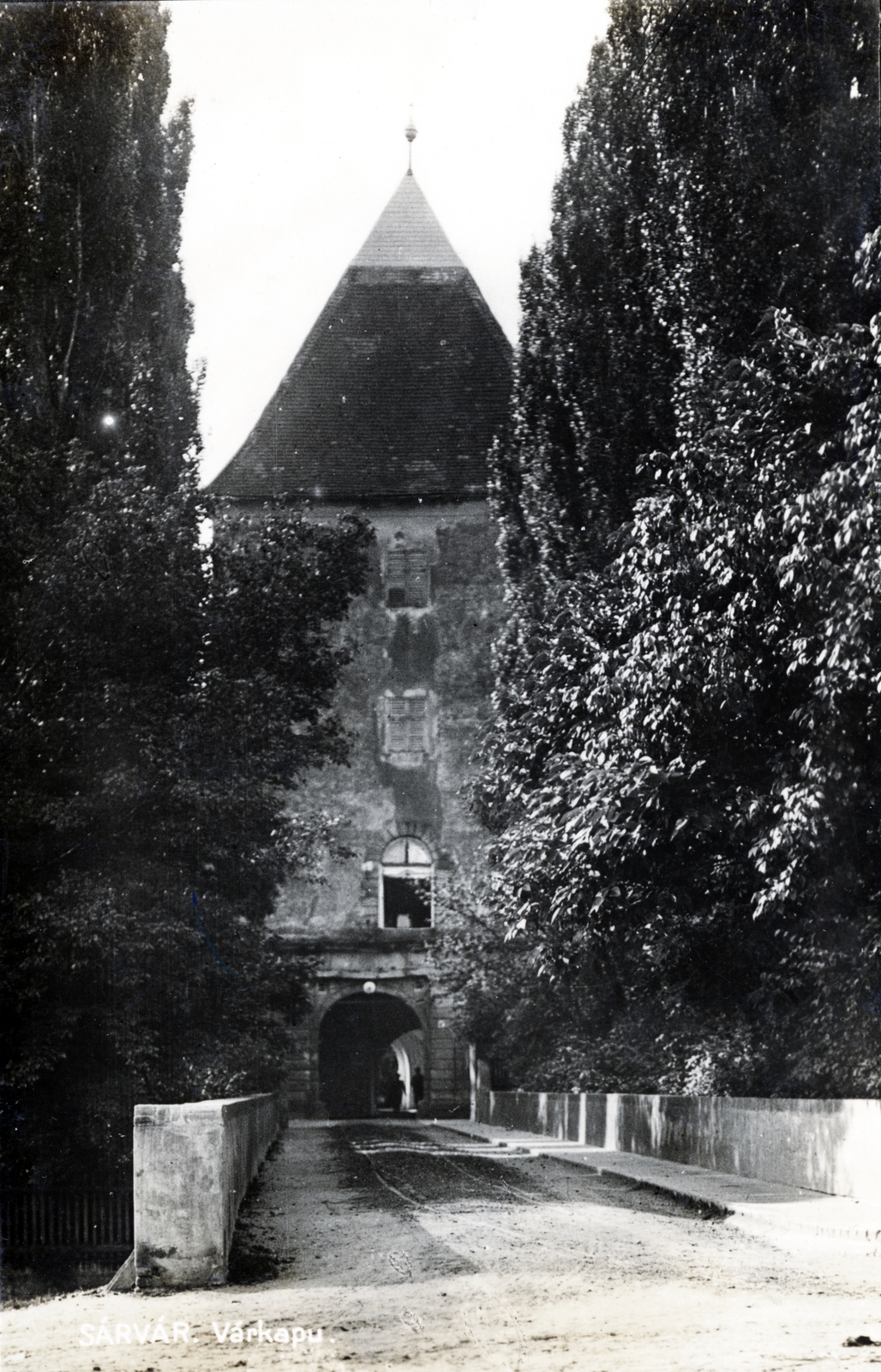 Hungary, Sárvár, Nádasdy-vár., 1921, Szöllősi Lászlóné, wood, bridge, castle tower, Fortepan #222844
