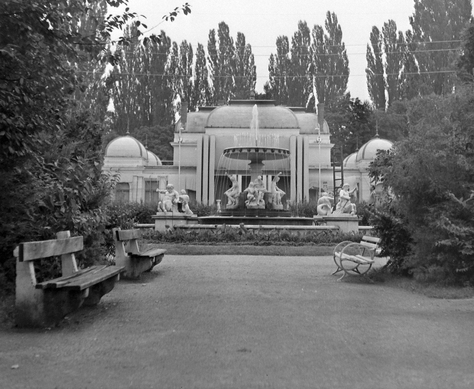 Romania,Transylvania, Cluj-Napoca, Sétatér (Parcul Central), szökőkút., 1961, Pálfi Balázs, fountain, bench, Lajos Pákey-design, Fortepan #22290