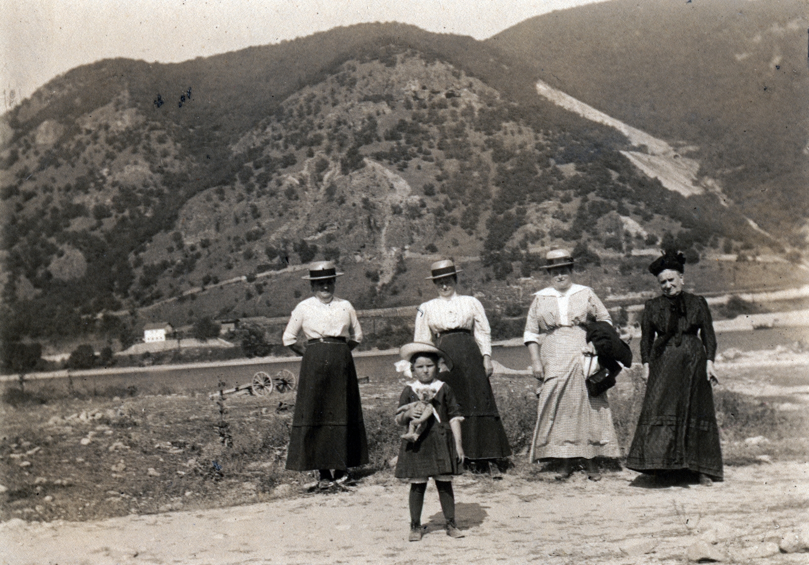 Hungary, Dömös, Duna-part, szemben a túlparton a Szent Mihály-hegy., 1914, Schilberszky, straw hat, excursion, twins, Fortepan #222909