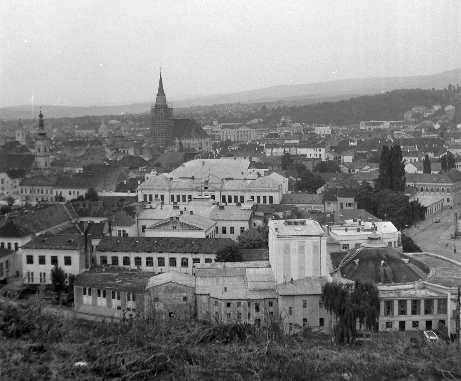 Romania,Transylvania, Cluj-Napoca, látkép a Fellegvárból, előtérben az Állami Magyar Színház épülete, szemben a felállványozott Szent Mihály-templom., 1961, Pálfi Balázs, Fortepan #22291