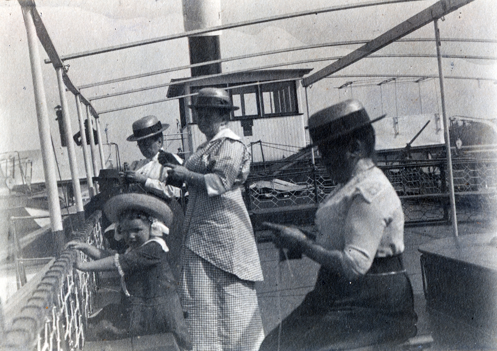 Hungary, a felvétel egy sétahajó fedélzetén készült a Dunán., 1914, Schilberszky, straw hat, steamboat, hat, handcraft, twins, boat trip, Fortepan #222911