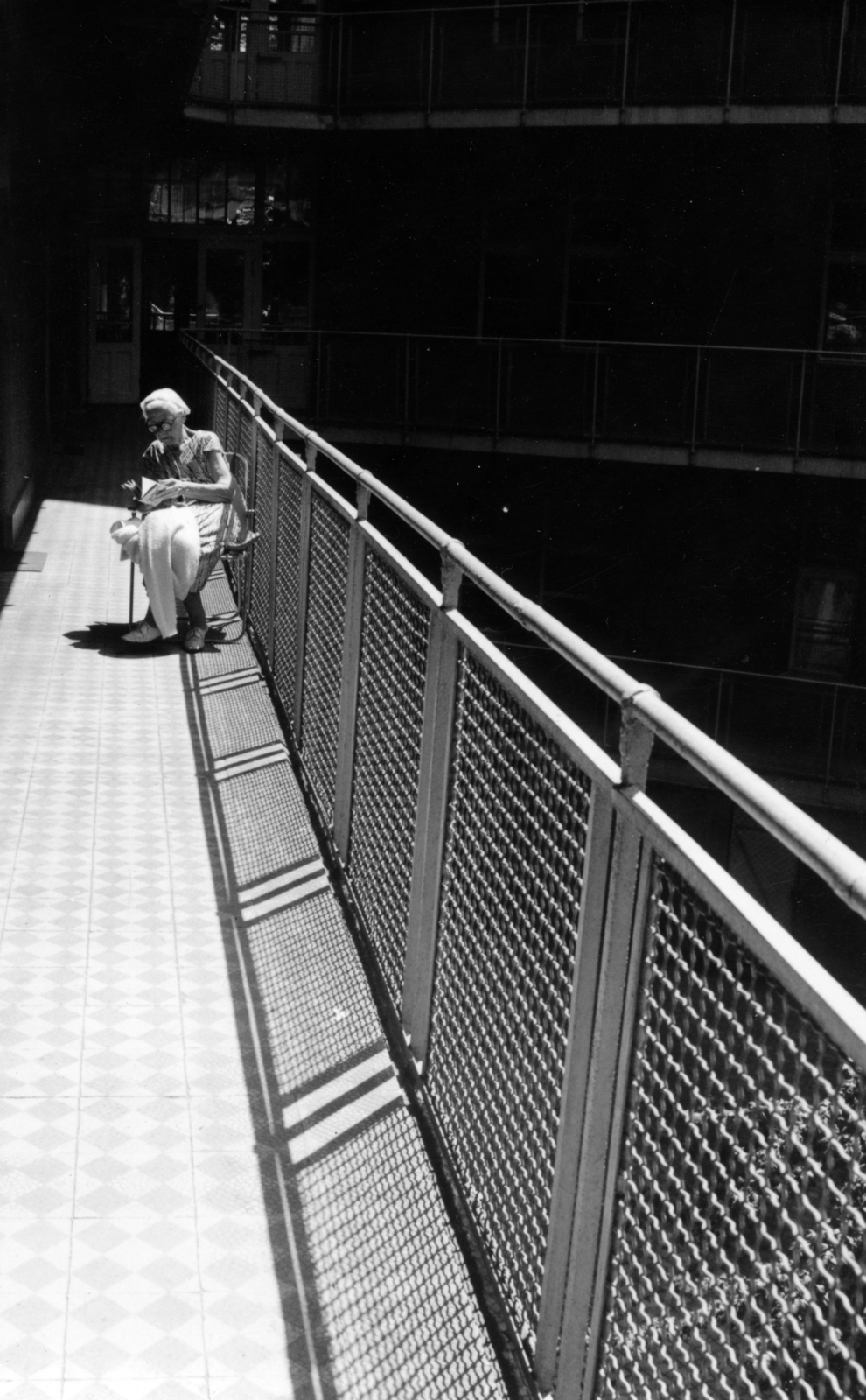 1960, Krantz Károly, balcony, courtyard balcony, reading, old person, sunshine, Fortepan #222965
