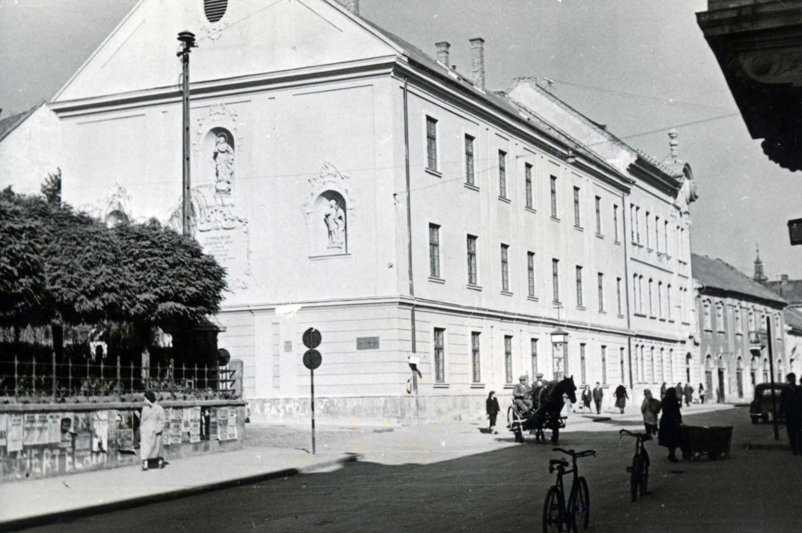 Magyarország, Eger, Széchenyi István (Széchenyi) utca, Dobó István Gimnázium (Jezsuita kollégium)., 1936, Major Lajos, lovaskocsi, kerékpár, Fortepan #222984