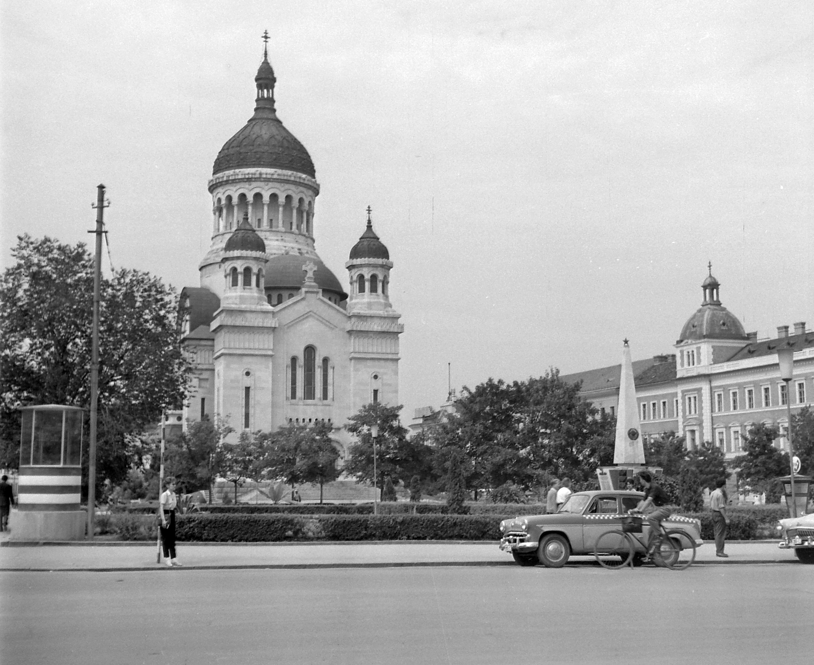 Romania,Transylvania, Cluj-Napoca, Bocskai tér (Piata Avram Iancu), Ortodox katedrális., 1961, Pálfi Balázs, bicycle, Soviet brand, taxicab, Moskvitch-brand, taxicab stand, Eastern Orthodox Church, Fortepan #22299
