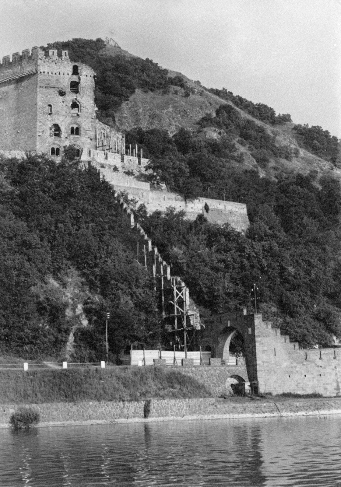Hungary,Danube Bend, Visegrád, fent az Alsóvár lakótornya / Salamon-torony, lent a Vizibástya és a Városkapu, a Dunáról nézve., 1962, Almássy László, Fortepan #223034