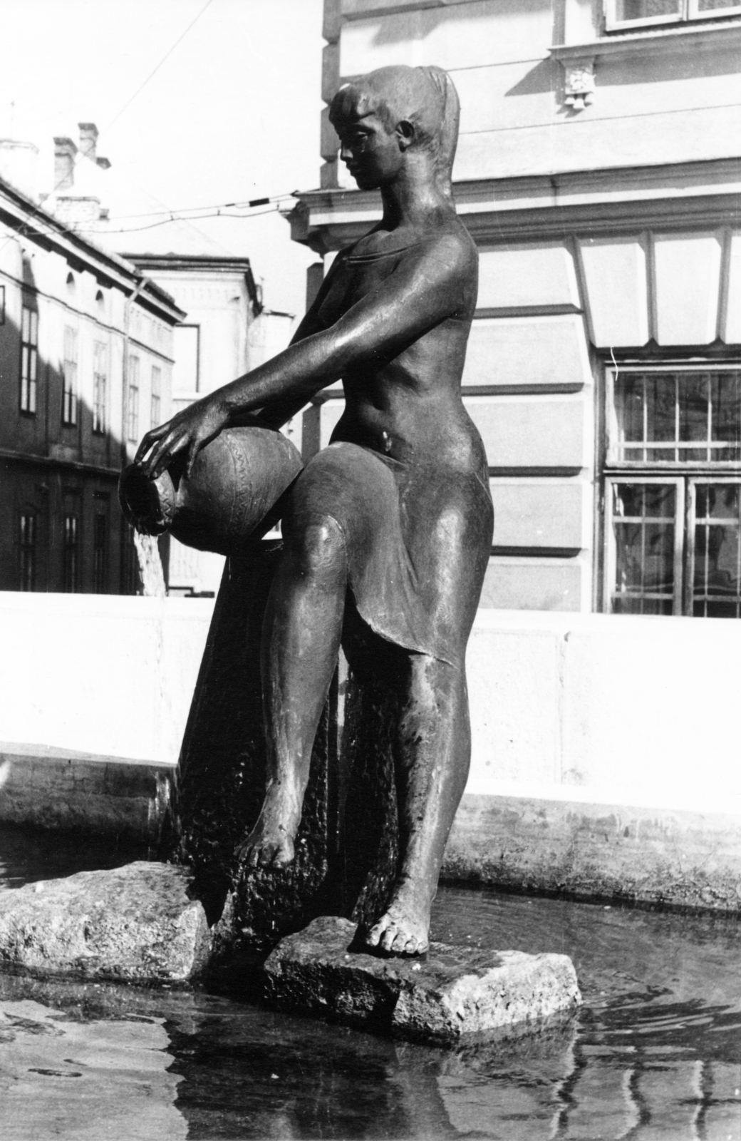 Hungary, Veszprém, Óváros (Vörös Hadsereg) tér, Korsós lány szobra (Zsuzsi-szobor), R. Kiss Lenke alkotása (1961). Ma a tér másik részén, más alapzaton áll., 1962, Almássy László, Fortepan #223037