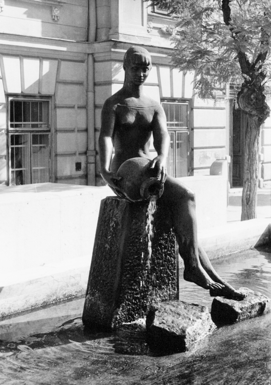 Hungary, Veszprém, Óváros (Vörös Hadsereg) tér, Korsós lány szobra (Zsuzsi-szobor), R. Kiss Lenke alkotása (1961). Ma a tér másik részén, más alapzaton áll., 1962, Almássy László, Fortepan #223038