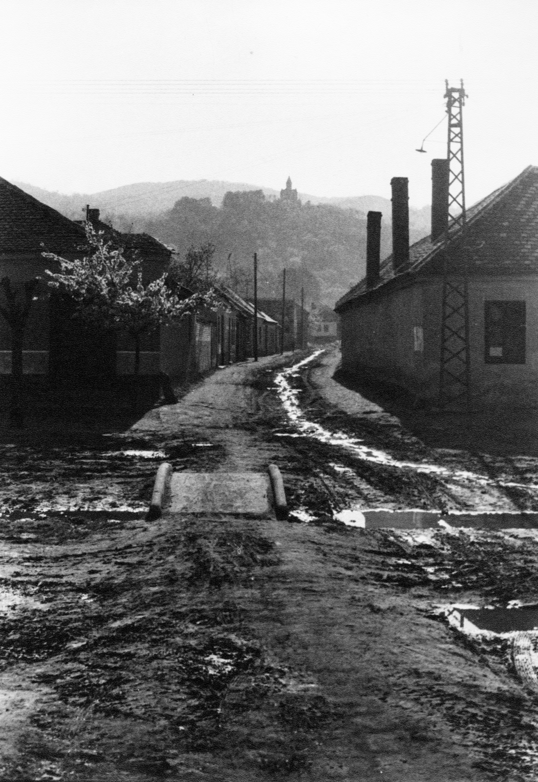 Hungary, Esztergom, Simor János (Zalka Máté) utca, szemben a Láhner György utca. Háttérben a Kálvária-hegy, tetején a Kálvária-kápolna., 1964, Almássy László, mountain, chapel, Fortepan #223045