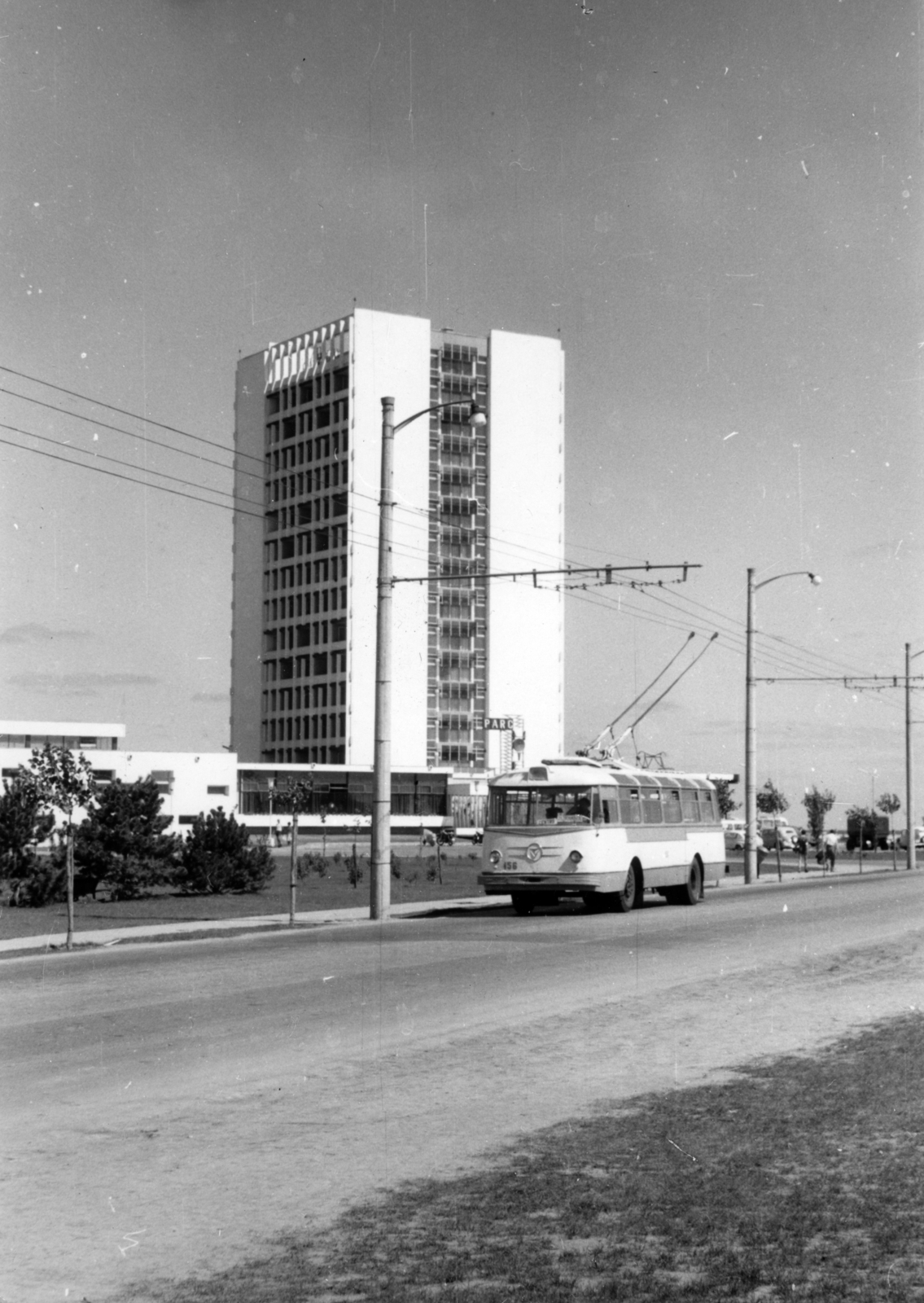 Románia, Konstanca, Mamaia, Hotel Parc., 1963, Almássy László, trolibusz, magasház, Fortepan #223063