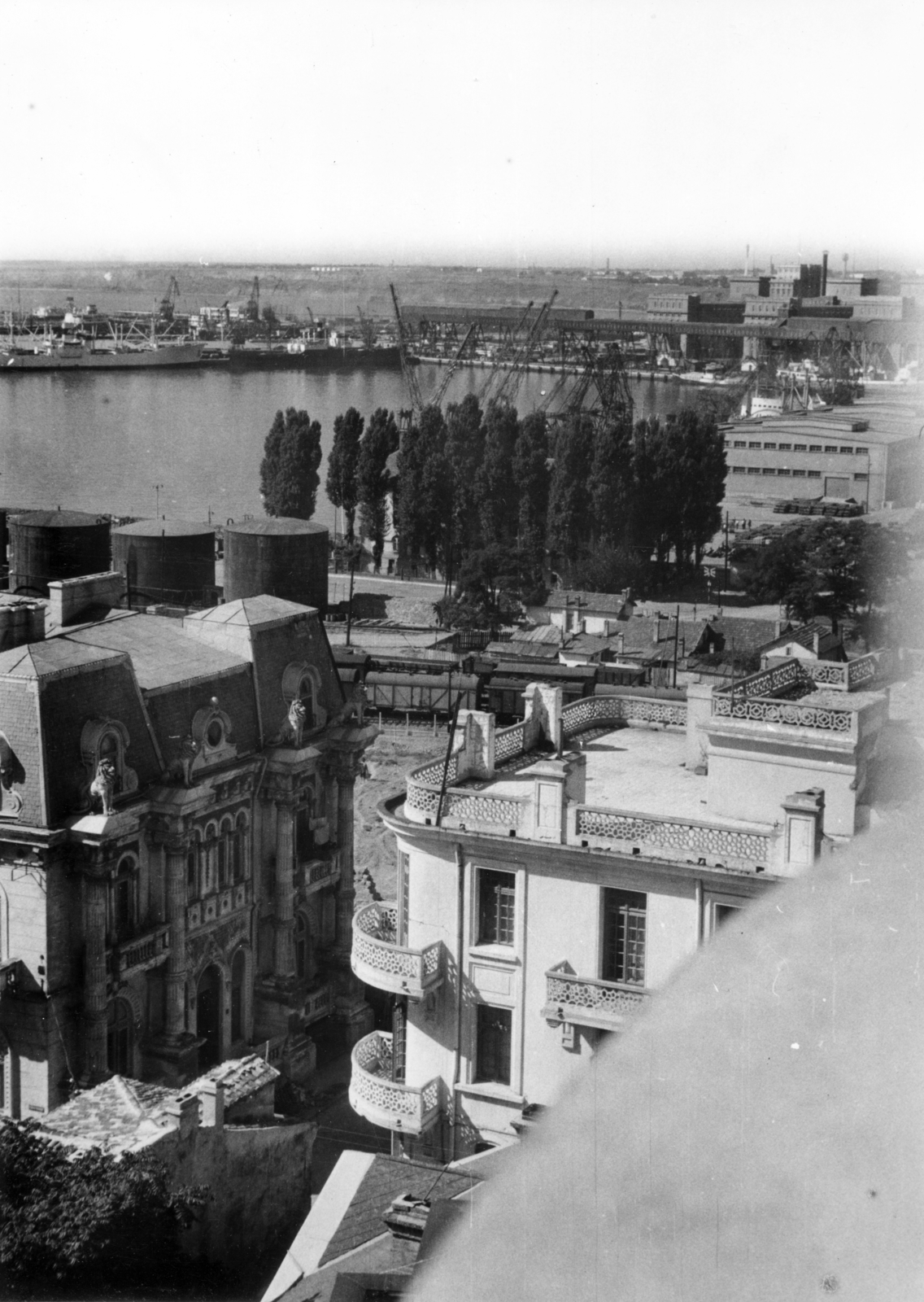 Romania, Constanța, kilátás a kikötőre a Konstancai Nagymecset / Carol I mecsetből., 1963, Almássy László, roof terrace, terrace, Fortepan #223068