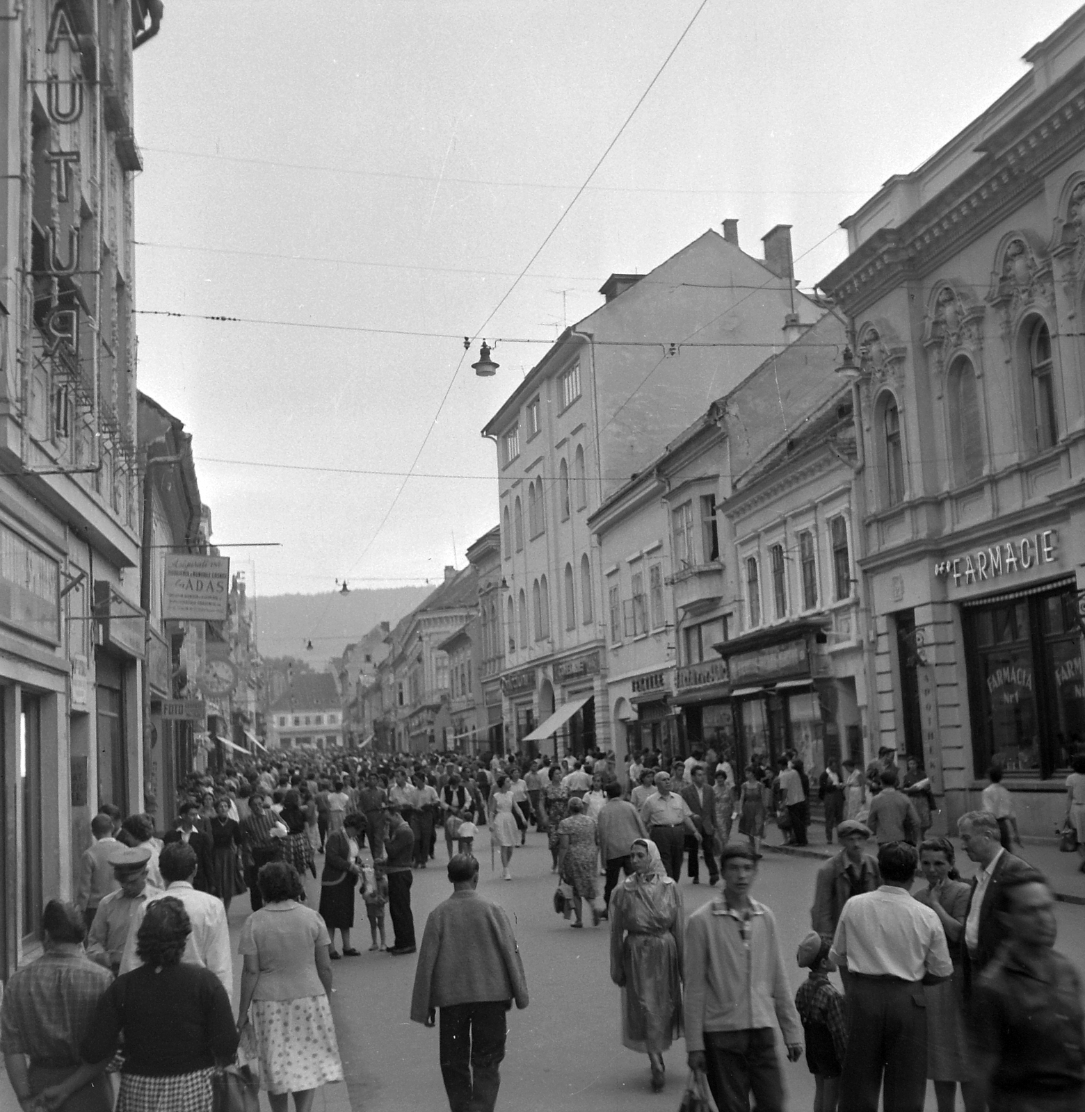 Romania,Transylvania, Brașov, Kapu utca (Strada Republicii). Az utca végén a háttérben a Fekete templom., 1961, Pálfi Balázs, Fortepan #22308