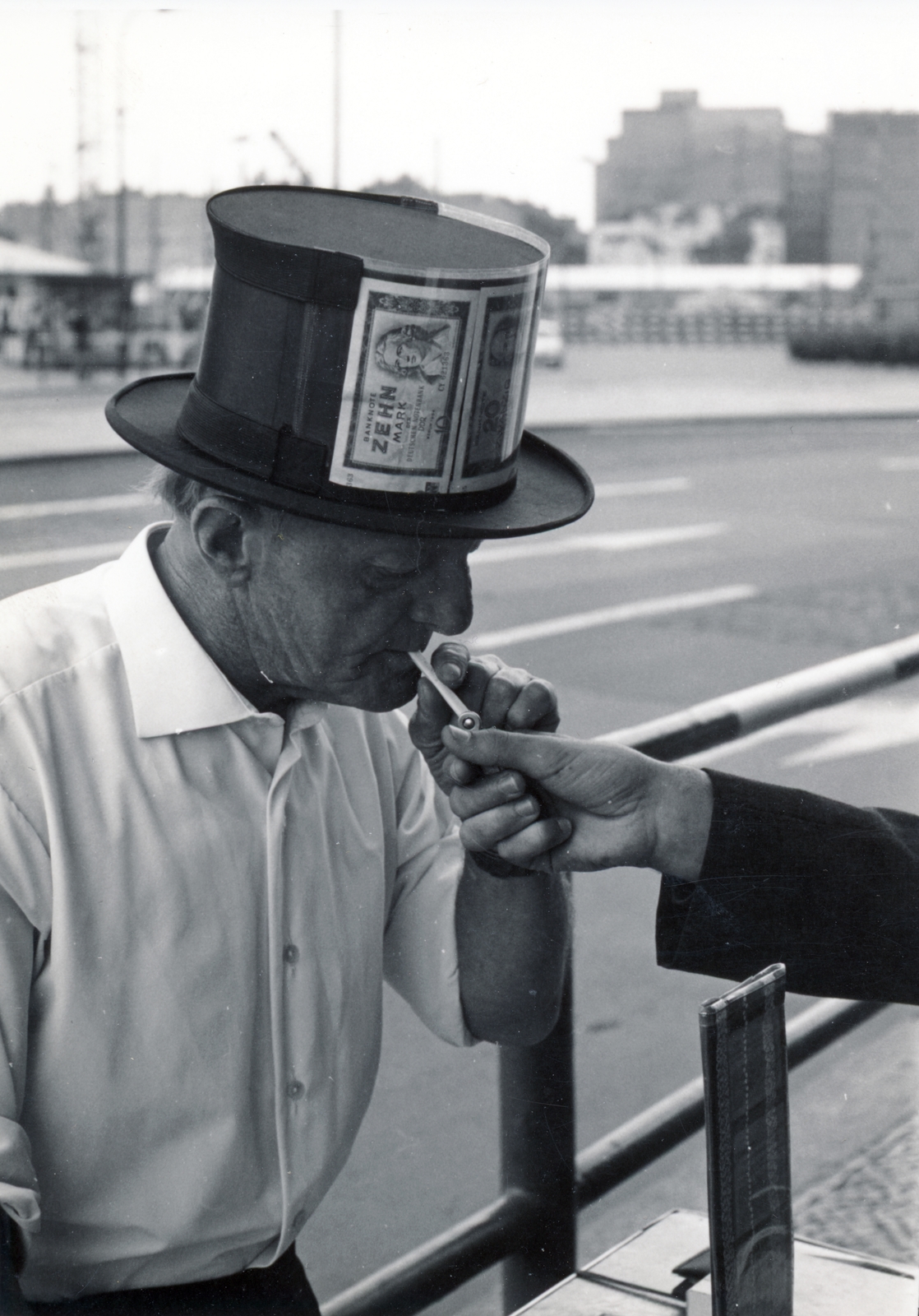 1967, Almássy László, NDK, rágyújt, cilinder, Fortepan #223087