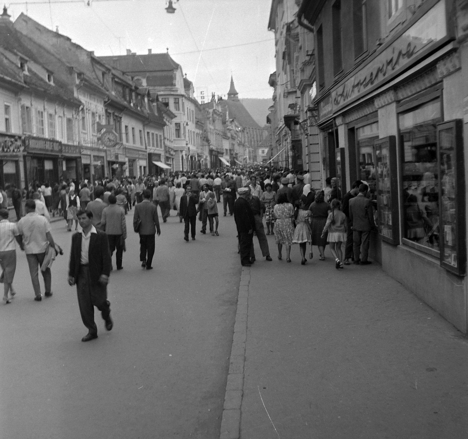 Romania,Transylvania, Brașov, Kapu utca (Strada Republicii). Az utca végén a háttérben a Fekete templom., 1961, Pálfi Balázs, Fortepan #22309