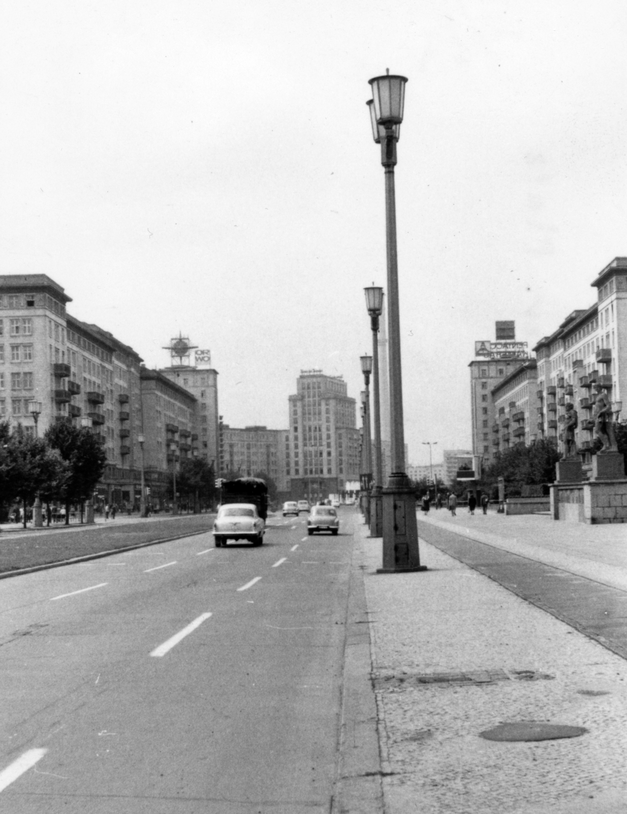 Germany, Berlin, Kelet-Berlin, a Karl-Marx-Allee a Lebuser Strasse felöl, háttérben a Strausberger Platz., 1967, Almássy László, bike lane, East-Berlin, GDR, Fortepan #223090