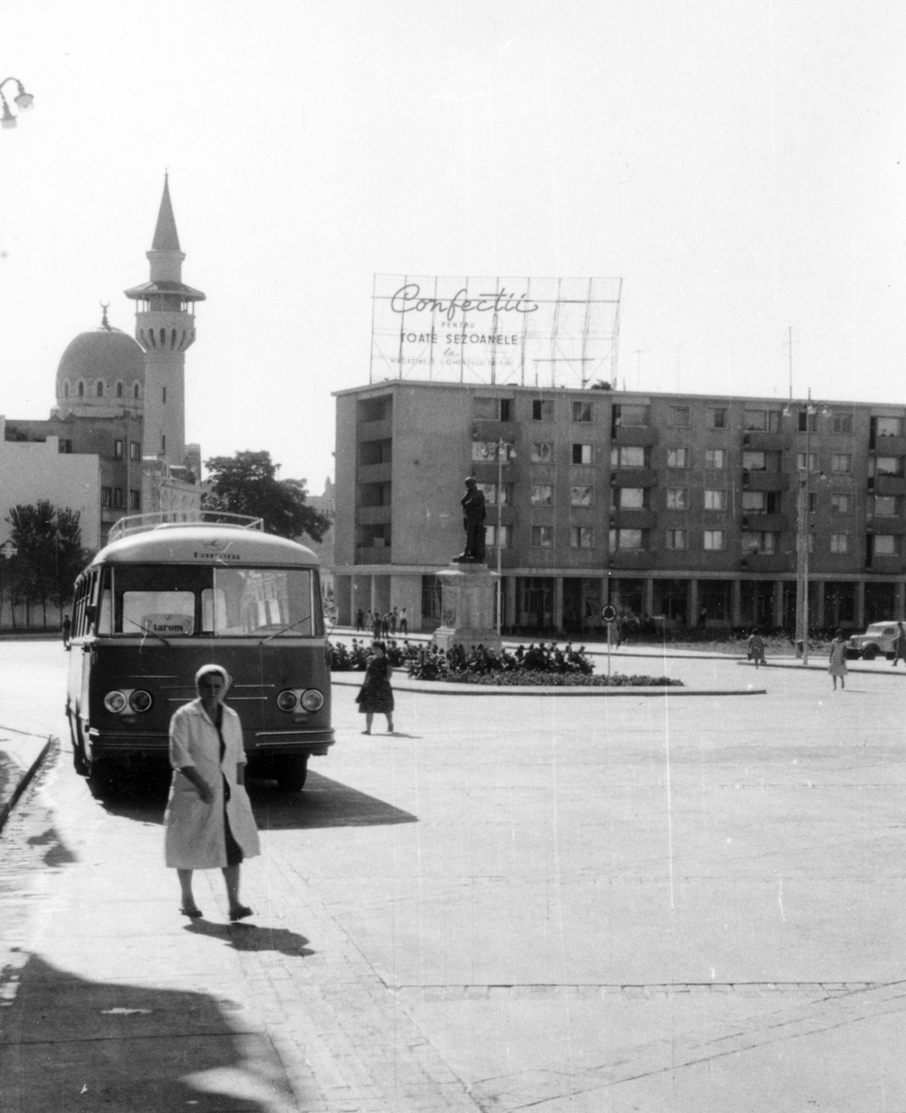 Romania, Constanța, Piata Ovidiu, balra a Konstancai Nagymecset / Carol I mecset., 1963, Almássy László, Fortepan #223094