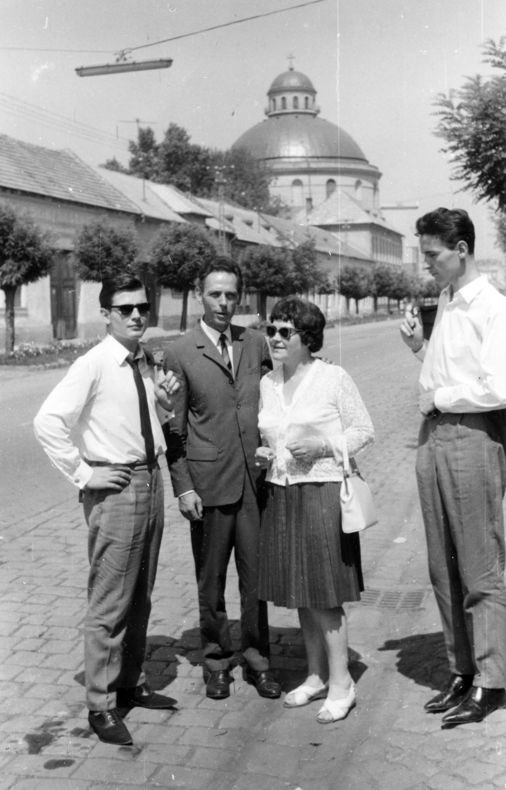 Magyarország, Esztergom, a Kiss János altábornagy utca a Rudnay Sándor tér (Hősök tere) felé nézve. Háttérben a Szent Anna-templom., 1963, Almássy László, Fortepan #223099