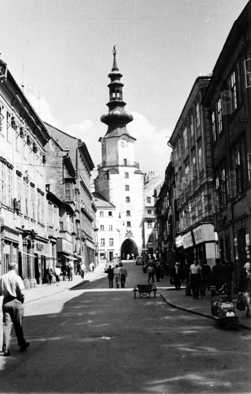 Slovakia, Bratislava, Mihály utca (Michalská ulica) szemben a Mihály-kapu., 1963, Almássy László, street view, Fortepan #223102