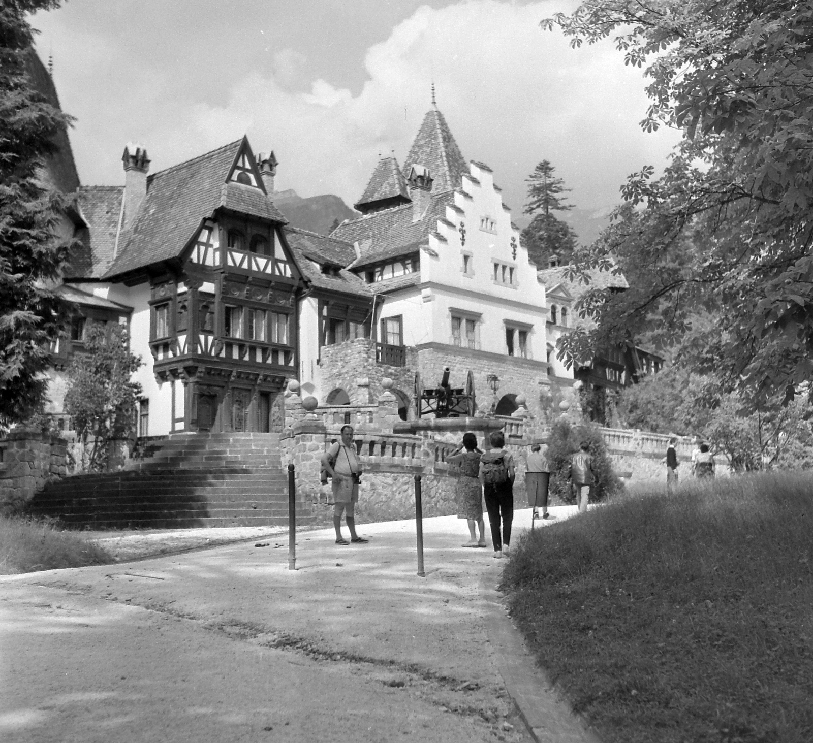 Romania, Sinaia, a Peles kastély (a román királyok nyári rezidenciája) kertje., 1961, Pálfi Balázs, castle, Renaissance Revival, Carl Wilhelm Christian Ritter von Doderer-design, Johannes Schultz-design, Carol Benesch-design, Karel Liman-design, Fortepan #22313