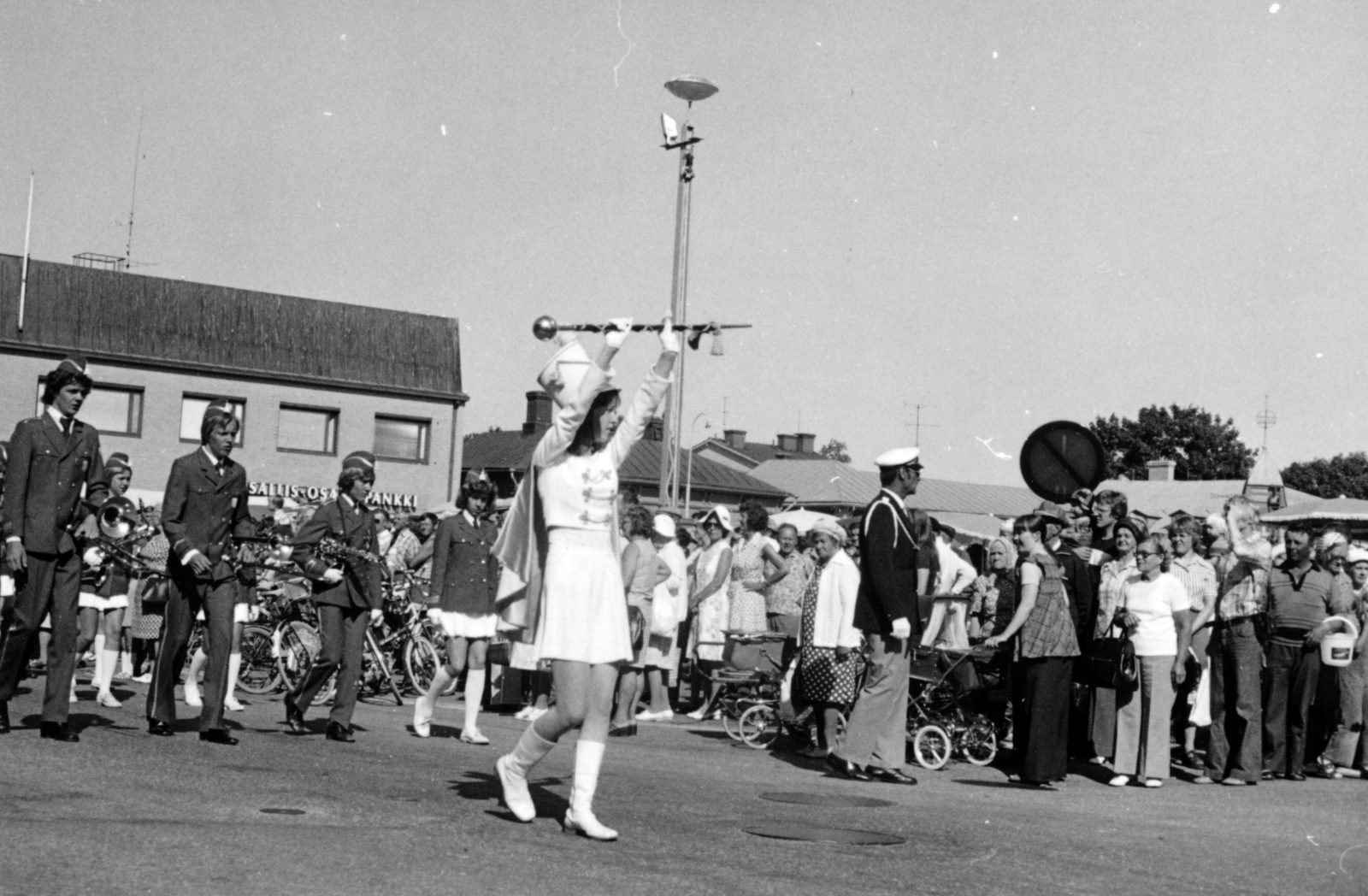Finnország, Rauma, felvonulók az Isokirkkokatu-nál., 1977, Almássy László, fej fölé emelés, tamburmajor, Fortepan #223131
