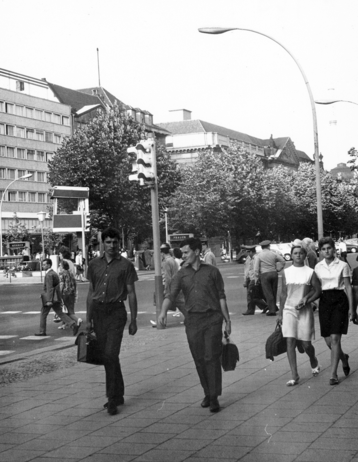 Germany, Berlin, Kelet-Berlin, Unter den Linden és Friedrichstraße sarok, a háttérben a nagyobb timpanonos épület a Deutsche Staatsbibliothek (később Staatsbibliothek zu Berlin - Preußischer Kulturbesitz)., 1963, Almássy László, East-Berlin, GDR, Fortepan #223143