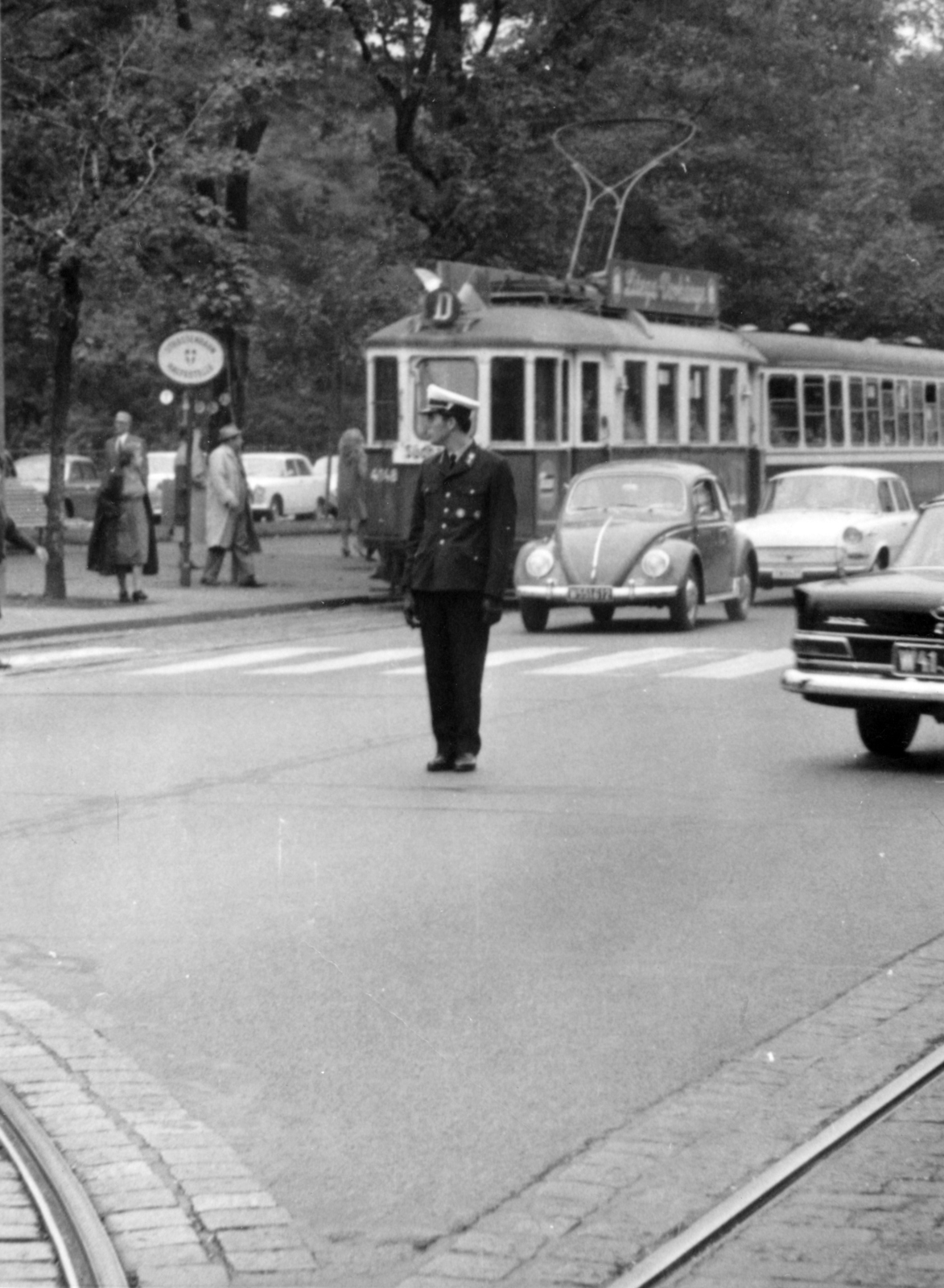 Austria, Vienna, az Universitätsring a Rathausplatznál a Doktor Karl Renner-Ring felől nézve, balra a háttérben a Rathauspark., 1967, Almássy László, Fortepan #223146