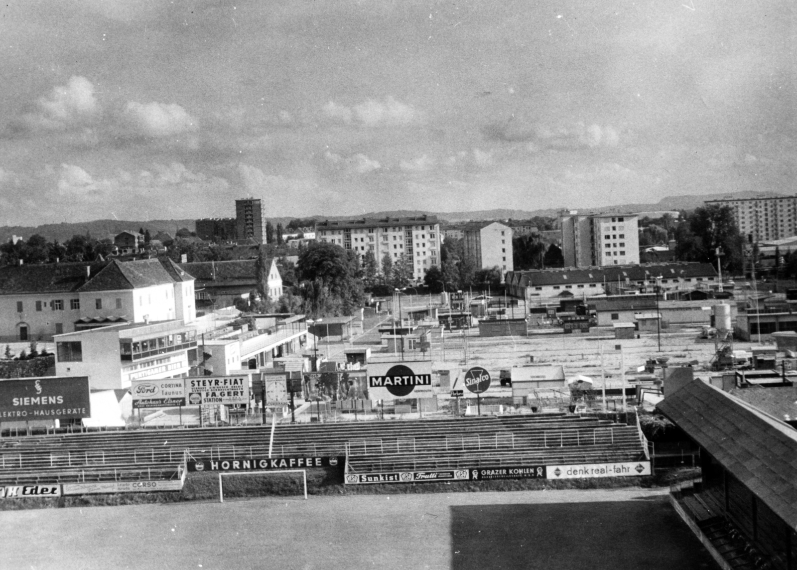 Austria, Graz, Hafnerriegel 53., kilátás az egyetemi kollégiumból a Gruabn-ra, a háttérben a Fröhlichgasse lakóházai., 1967, Almássy László, ad, soccer field, Fortepan #223167