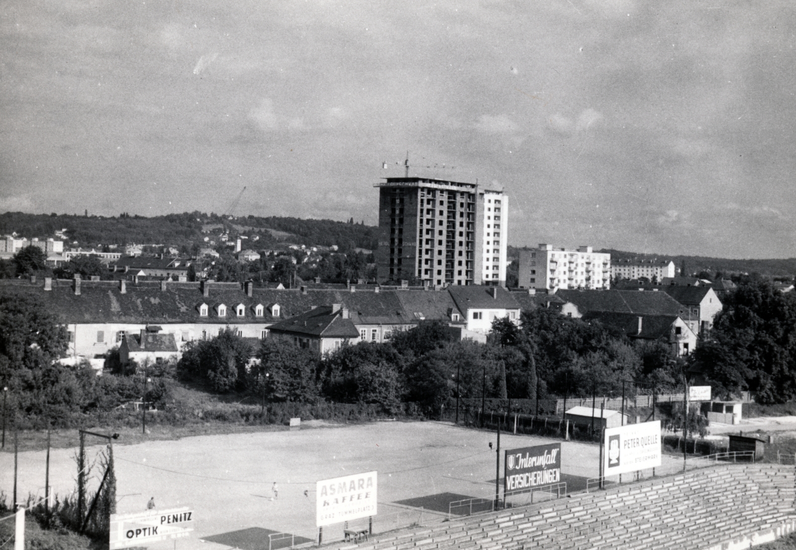 Austria, Graz, Hafnerriegel 53., kilátás az egyetemi kollégiumból a Münzgrabenstrasse házaira, a háttérben az épülö Moserhofgasse 49. szám alatti lakóház, 1967, Almássy László, pitch, crane, tall house, Fortepan #223168