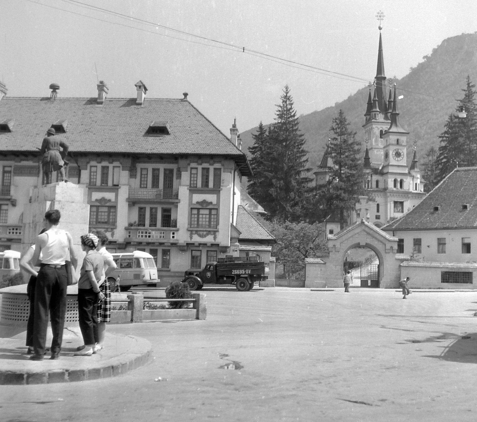Romania,Transylvania, Brașov, Porond (piata Unirii), háttérben a Szent Miklós (Sfântu Nicolae) ortodox templom., 1961, Pálfi Balázs, arch, gothic, Romanian Orthodox Church, Fortepan #22317