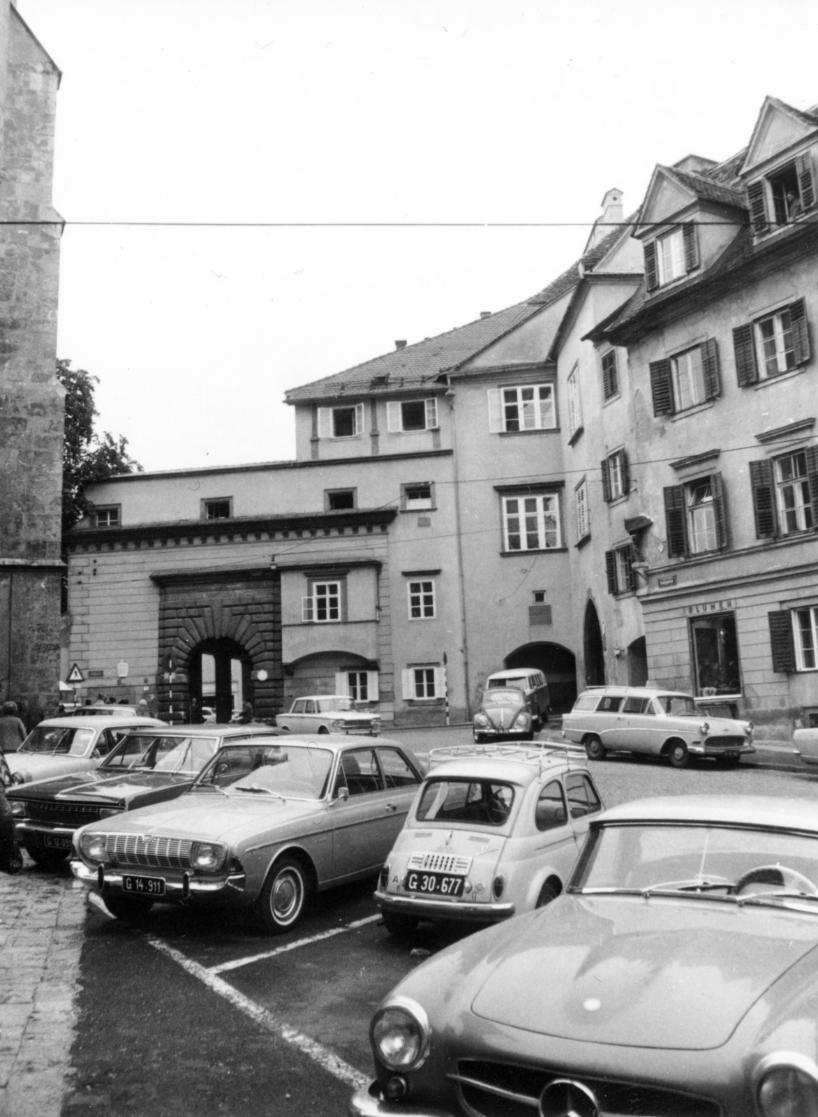 Austria, Graz, Hofgasse 15., a Burggasse felől. A középkori városfal és vár maradványai., 1967, Almássy László, car park, untitled, Mercedes-brand, Ford-brand, Fortepan #223170