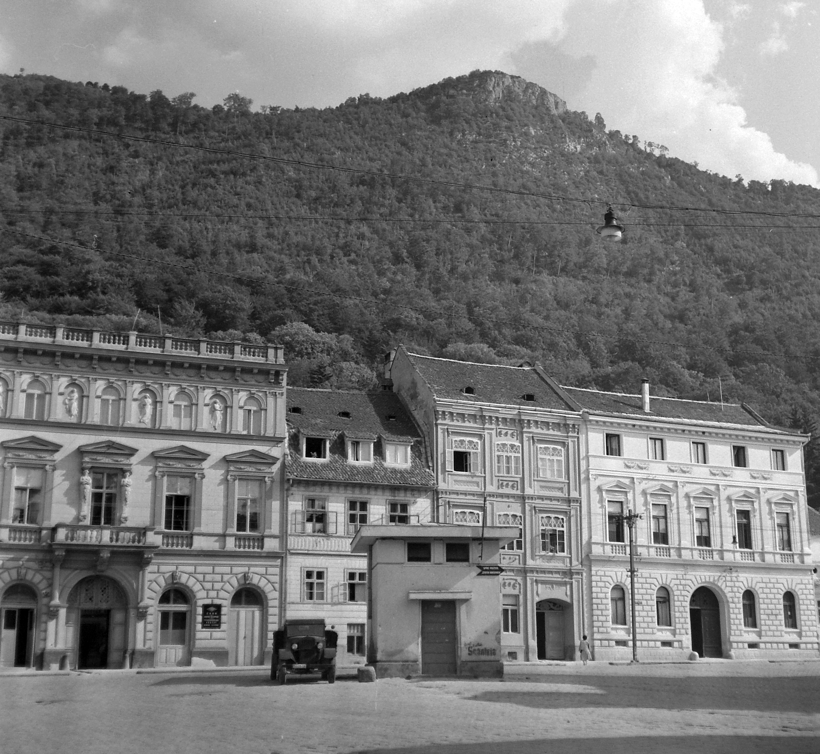 Romania,Transylvania, Brașov, balra a Vár utca (Strada Castelului) 50., egykor Continental szálloda. Háttérben a Cenk hegy., 1961, Pálfi Balázs, street view, Fortepan #22320