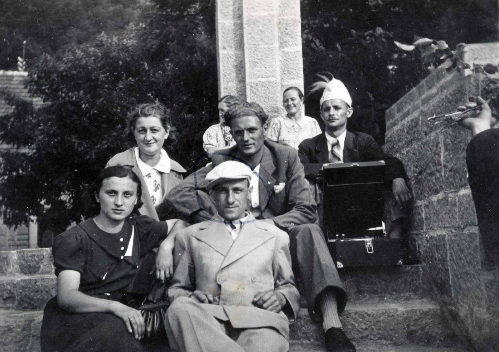 1935, Ábrahám Anna, lépcsőn ülni, csoportkép, gramofon, Fortepan #223216