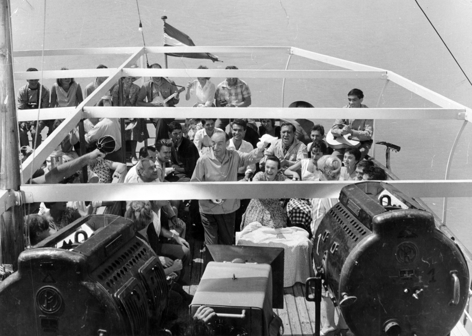 Magyarország,Balaton, a Nem ér a nevem című vígáték forgatása a Beloiannisz személyhajó fedélzetén, Keleti Márton rendezésében. Középen Latabár Kálmán színművész áll., 1961, Bagi Krisztina, híres ember, zászló, filmforgatás, hajó, színész, reflektor, Fortepan #223217