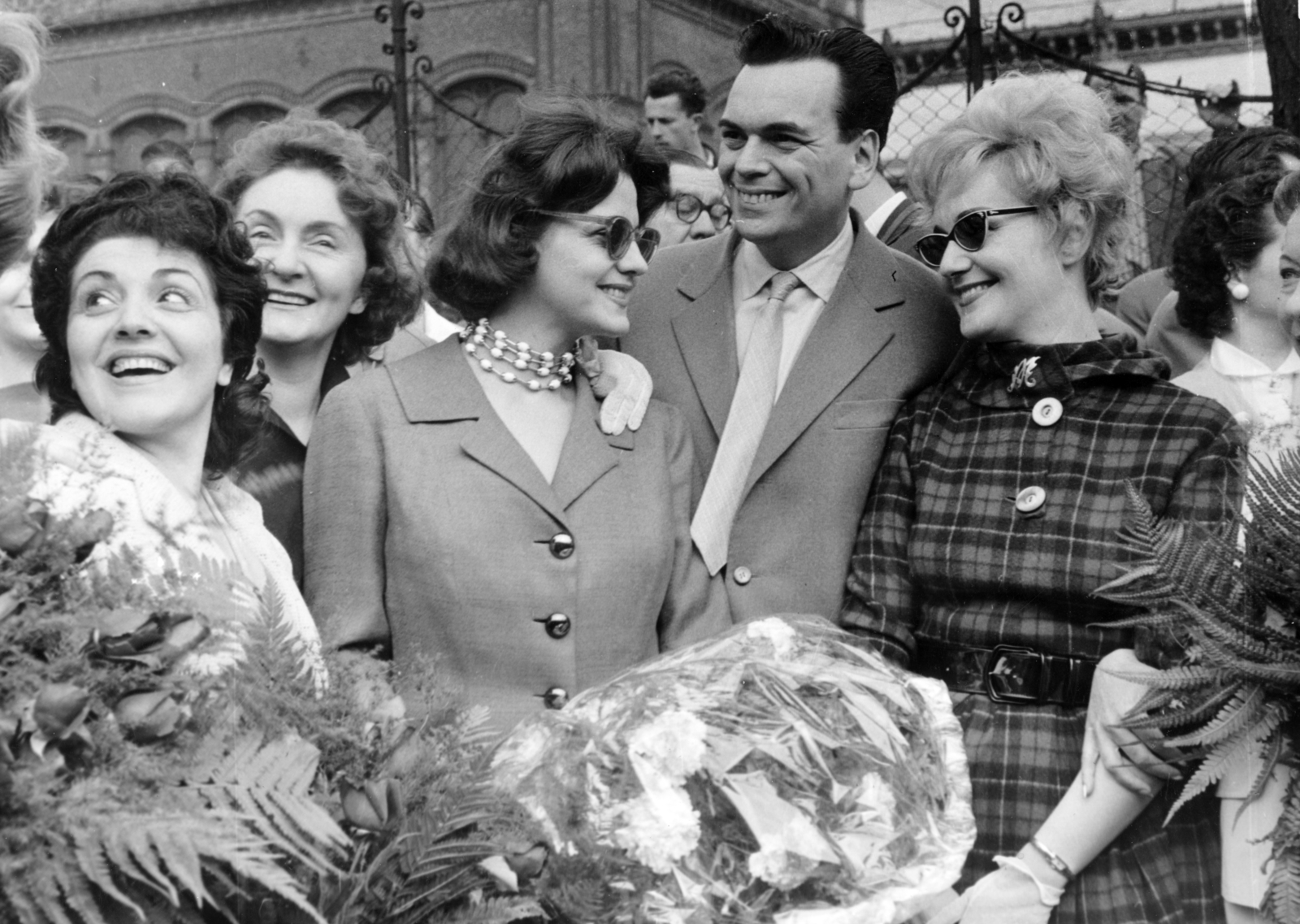 Magyarország, Budapest VI., Nyugati pályaudvar, a bukaresti Állami Operettszínház társulata. Jobbra Németh Marika és Rátonyi Róbert., 1961, Bagi Krisztina, Budapest, híres ember, napszemüveg, színész, kockás ruha, Fortepan #223219