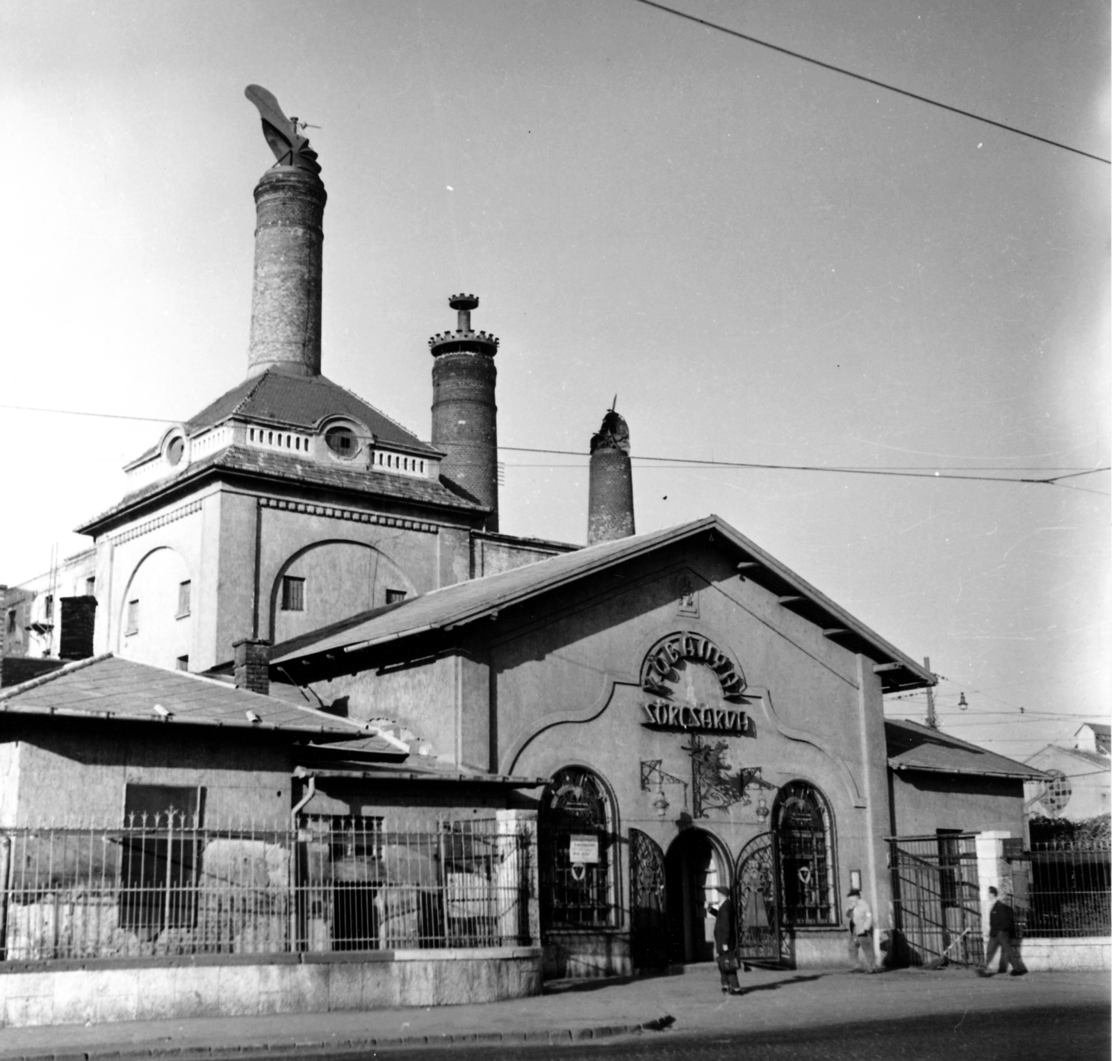 Hungary, Budapest X., Dréher Antal út (Jászberényi út 7.), Kőbányai Sörcsárda., 1952, Fortepan/Album064, photo aspect ratio: square, chimney, pub, beer factory, Budapest, Fortepan #223230