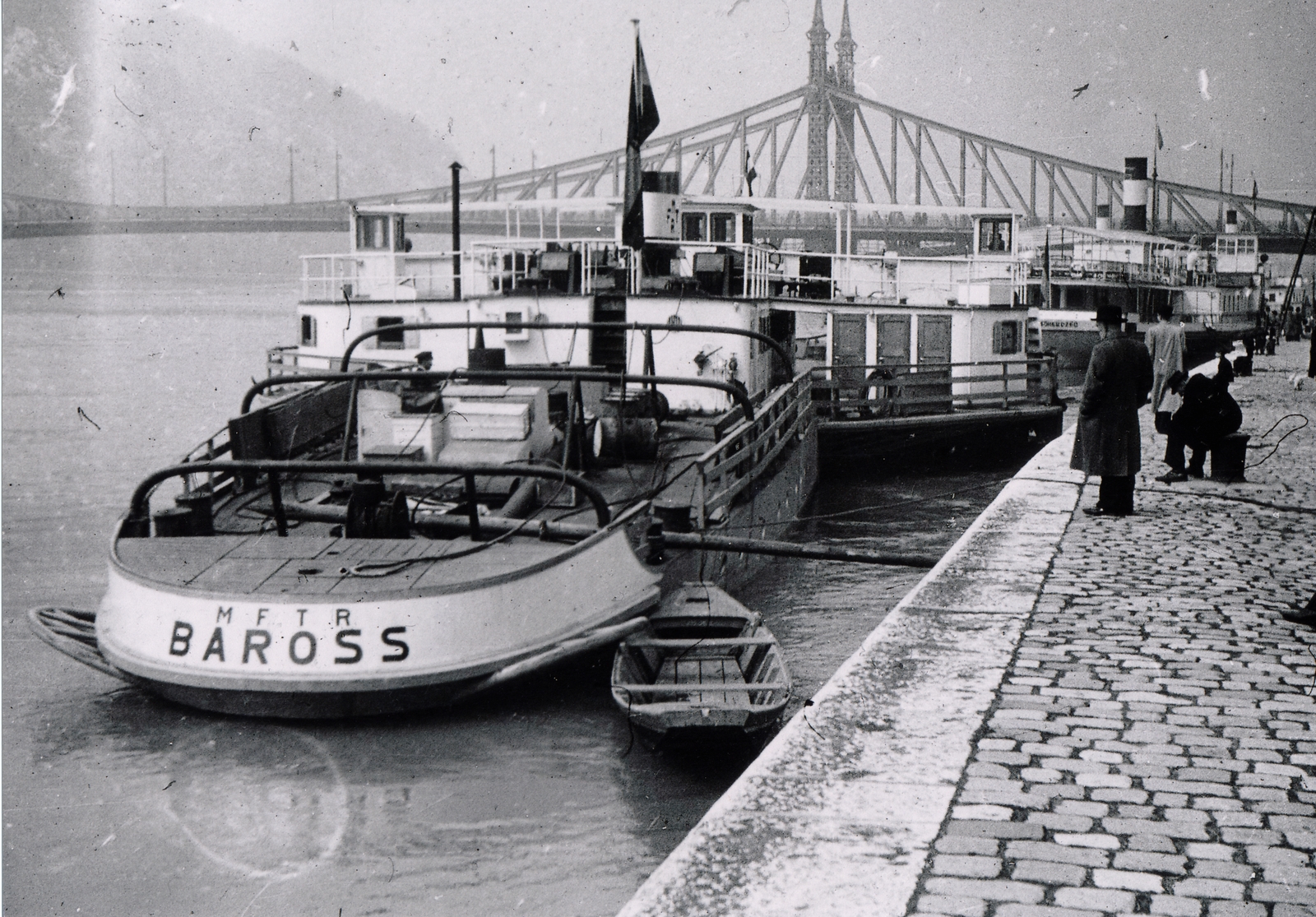 Hungary, Budapest IX., pesti alsó rakpart a Fővám térnél, Baross diesel-elektromos oldalkerekes vontatóhajó. Háttérben a Szabadság (Ferenc József) híd., 1940, Fortepan/Album064, Budapest, Fortepan #223231