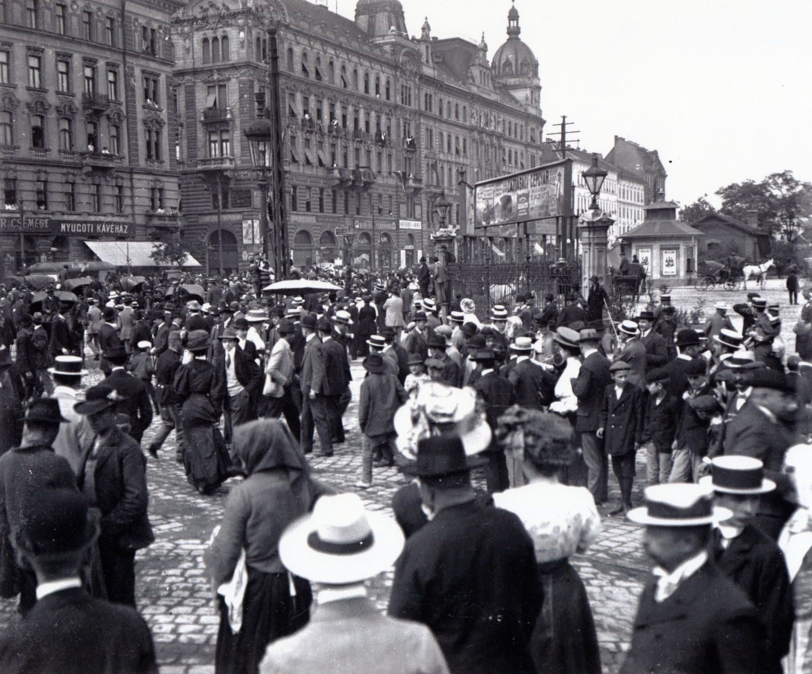 Magyarország, Budapest XIII., Váci út a Nyugati pályaudvar mellett, szemben a Kádár utca - Katona József utca - Radnóti Miklós (Sziget) utca közötti épületsor látható., 1905, Fortepan/Album064, bámészkodás, Budapest, Fortepan #223233