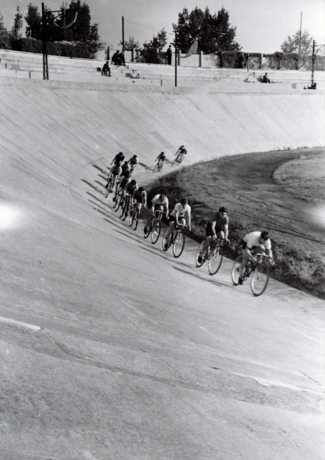 Hungary, Budapest XIV., Szabó József utca, Millenáris sporttelep., 1946, Fortepan/Album064, man, bicycle race, racing bicycle, Budapest, Fortepan #223267