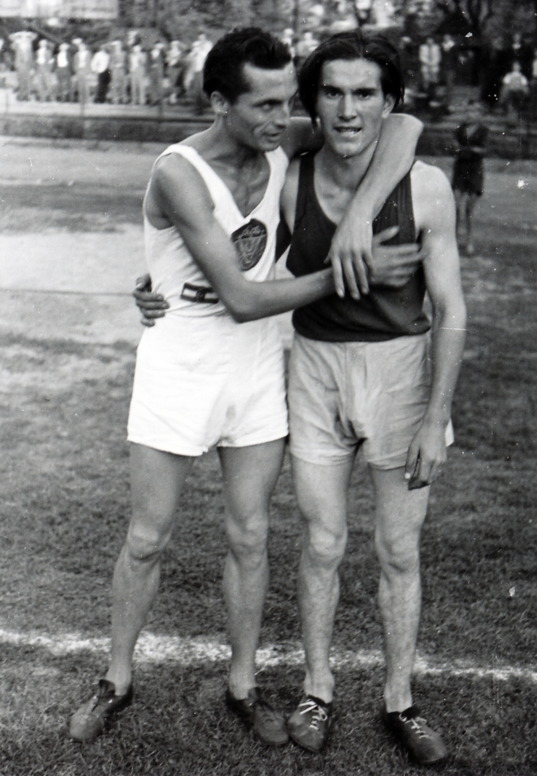 Magyarország, balra Garay Sándor középtávfutó., 1946, Fortepan/Album064, férfi, izmos, sportoló, átkarol, Fortepan #223269