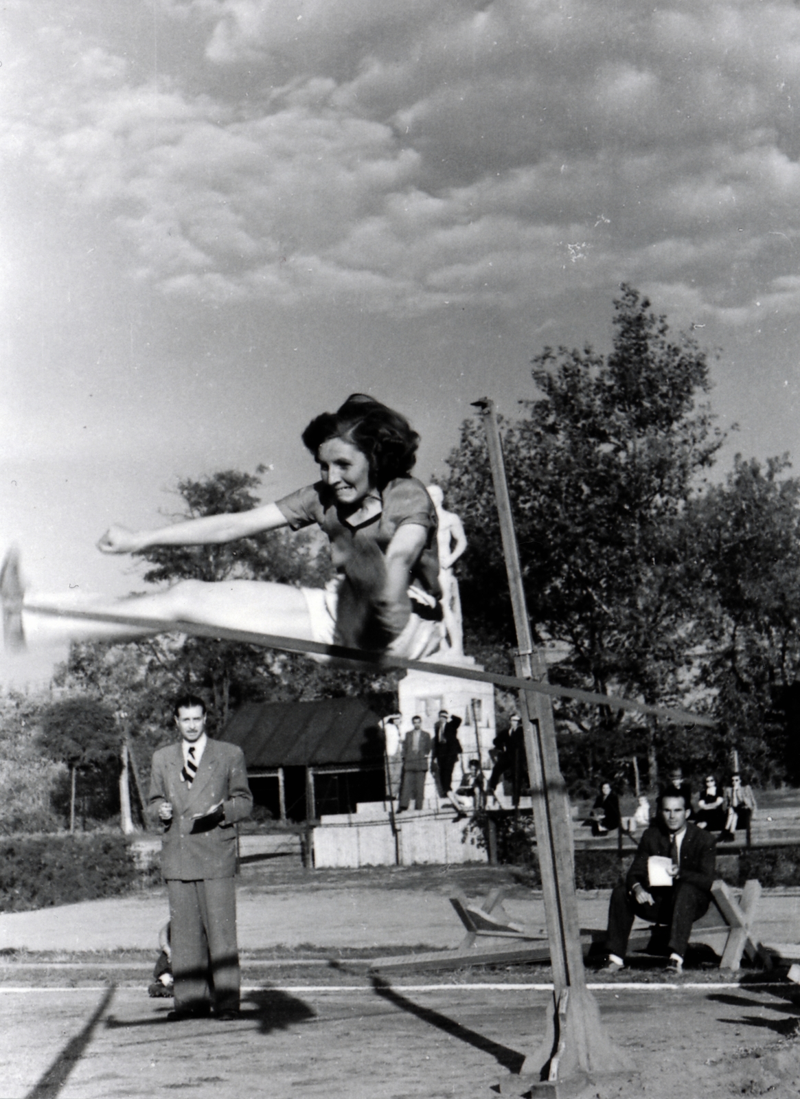 Magyarország, Budapest IX., Üllői út, FTC stadion, háttérben a Springer szobor., 1946, Fortepan/Album064, Budapest, nő, sportbíró, magasugrás, levegőben, Fortepan #223270