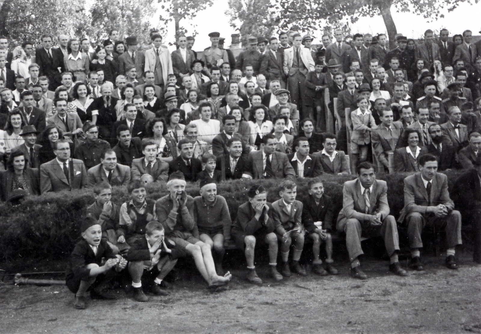 1946, Fortepan/Album064, közönség, mosoly, férfiak, gyerekek, nők, sportpálya, kiabálás, Fortepan #223272