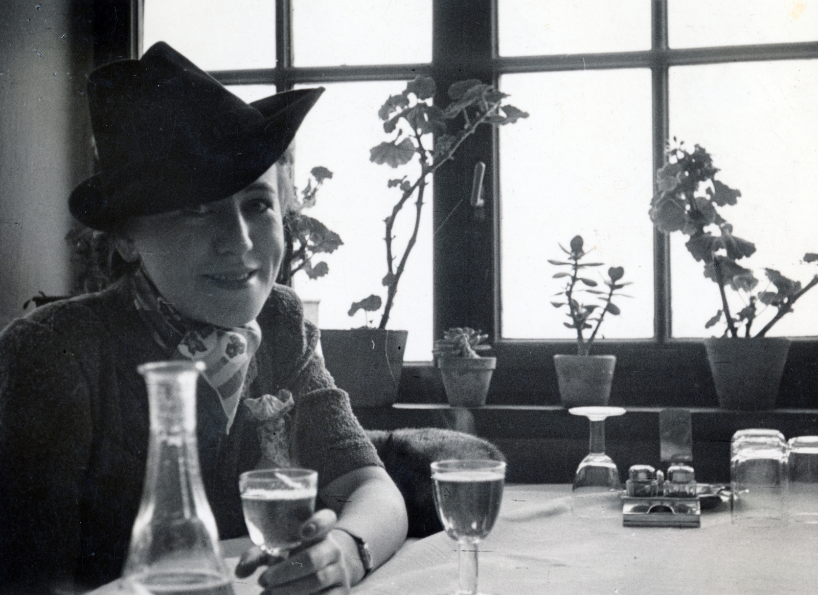 1939, Róna Annamária, hat, Pelargonium, drinking, pot, decanter, Fortepan #223288