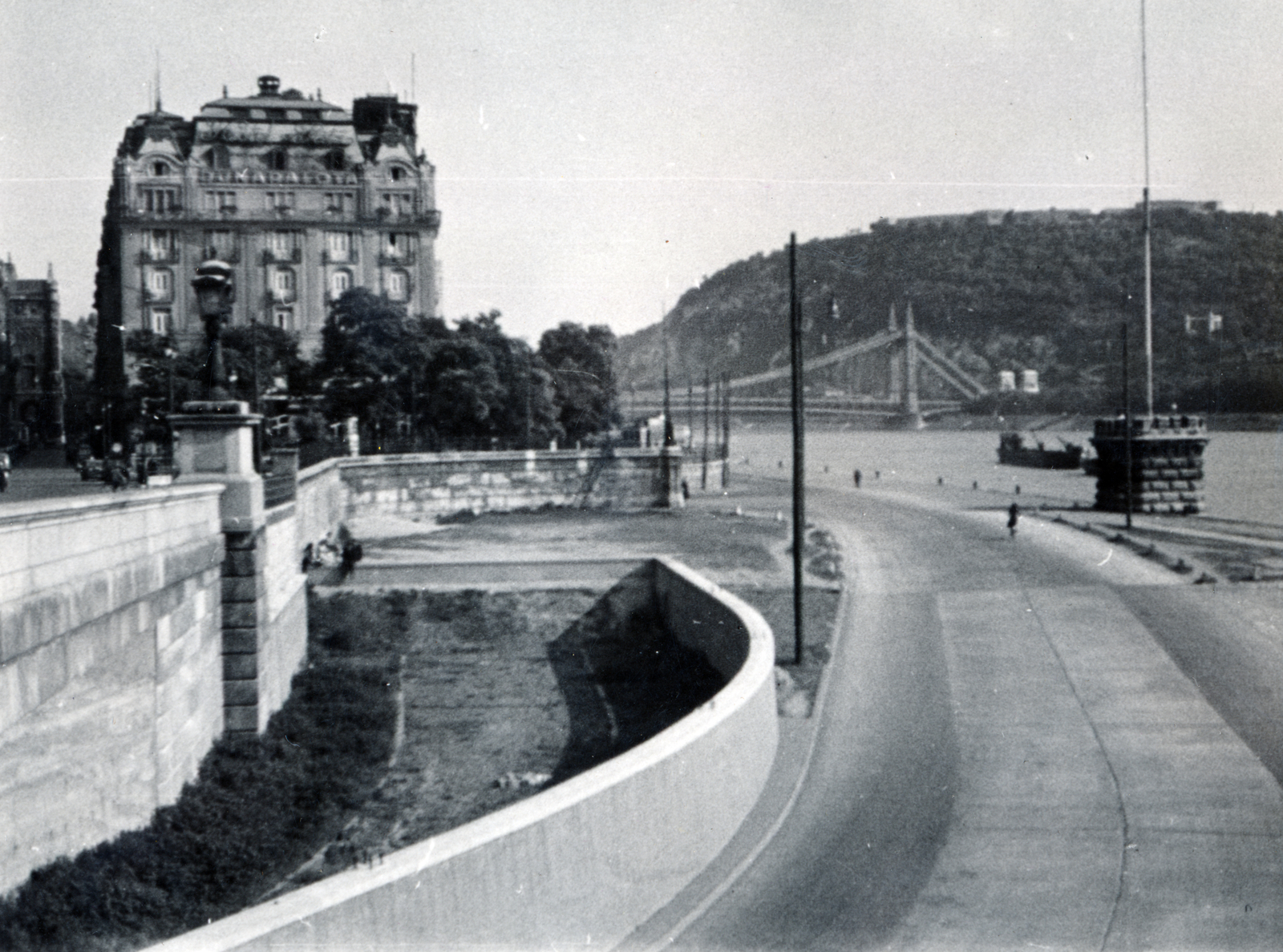 Hungary, Budapest V.,Budapest I., Eötvös tér, a Széchenyi Lánchíd elkészült közúti és részben elkészült villamos aluljárója. Balra a Dunapalota / Ritz szálló, jobbra az Erzsébet híd és a Gellért-hegy., 1939, Róna Annamária, Budapest, Fortepan #223291