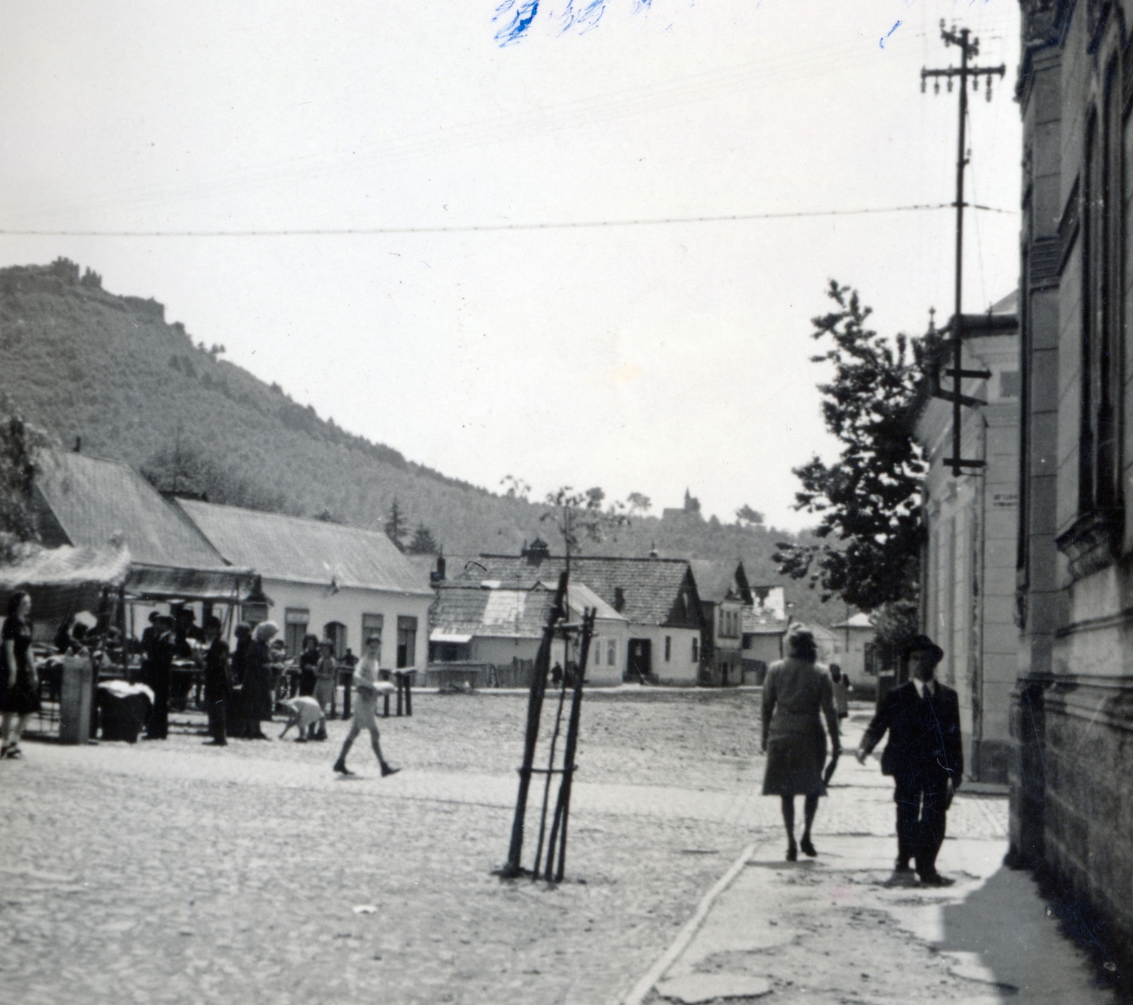 Ukraine,Zakarpattia Oblast, Khust, Karpatszkoji Szicsi utca (Rákóczi út) a főtér felől nézve, háttérben a vár., 1941, Róna Annamária, Fortepan #223294