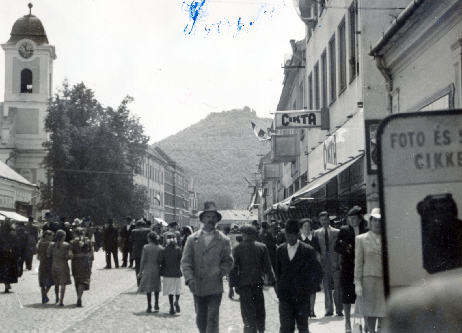 Ukraine,Zakarpattia Oblast, Khust, Karpatszkoji Szicsi utca (Rákóczi út) a főtér felől nézve, balra a Szent Anna-templom, háttérben a vár., 1941, Róna Annamária, Fortepan #223296