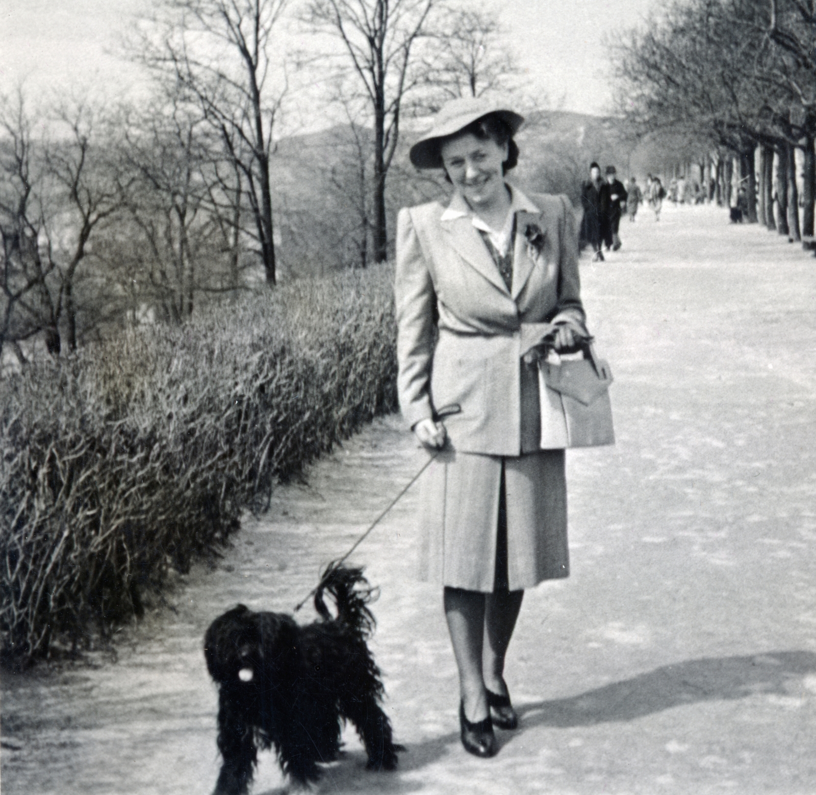Hungary, Budapest I., a felvétel a Tóth Árpád (Gróf Bethlen István) sétányon készült., 1941, Róna Annamária, hat, dog, handbag, lady, costume, leash, walking the dog, Budapest, Fortepan #223304