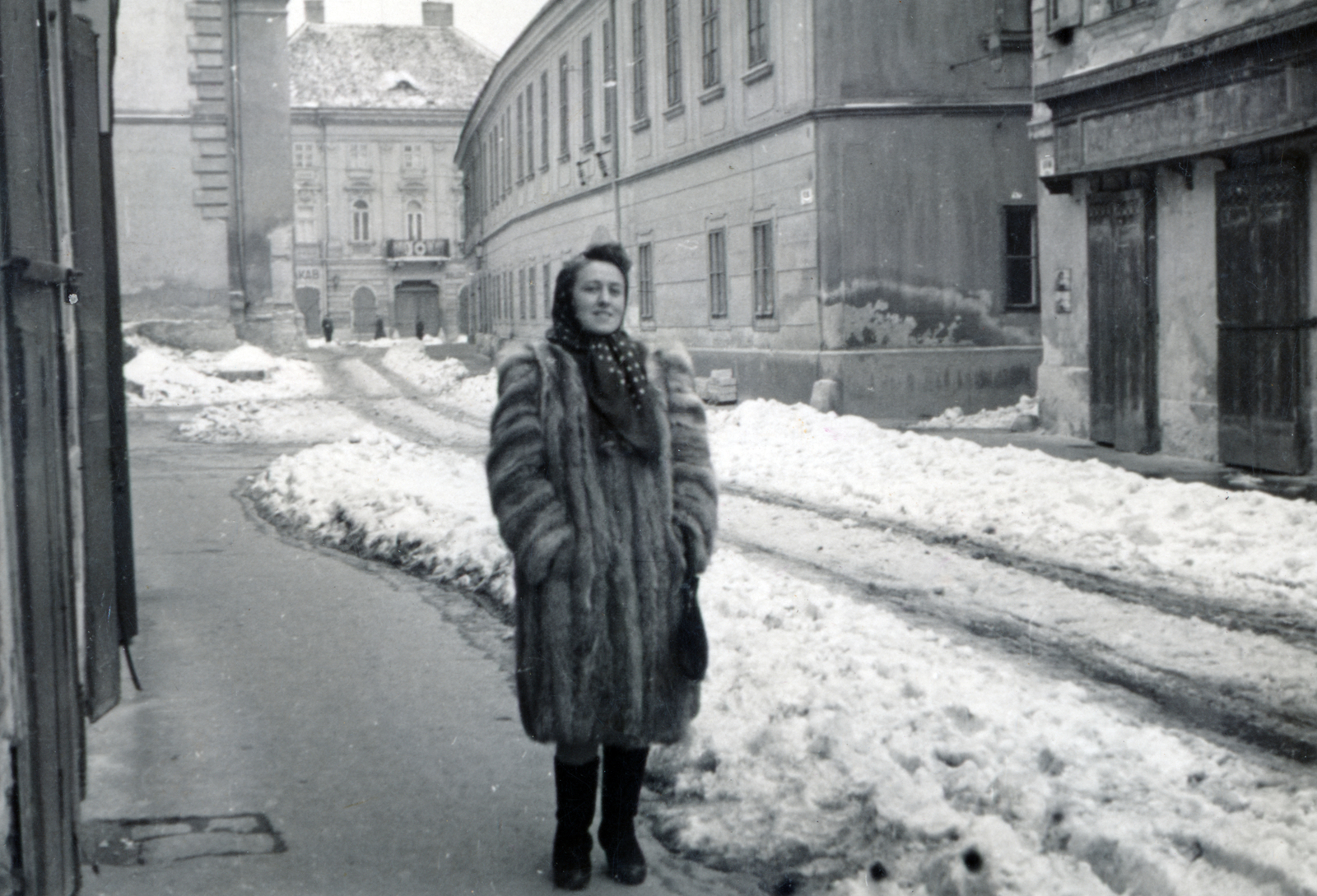 Magyarország, Székesfehérvár, Oskola utca a Városház (Károly király) tér felé nézve, balra a Juhász Gyula utca torkolata után a Szent Imre-templom. Jobbra a Goldziher Ignác köz., 1943, Róna Annamária, Fortepan #223316