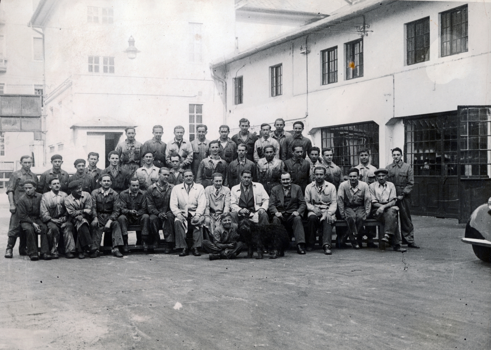 Magyarország, Budapest XIII., Gogol (Zápolya) utca 15-17., a Jurkó és Róna autószerviz udvara., 1944, Róna Annamária, csoportkép, kutya, autószerelő, gyártelep, Budapest, Fortepan #223318