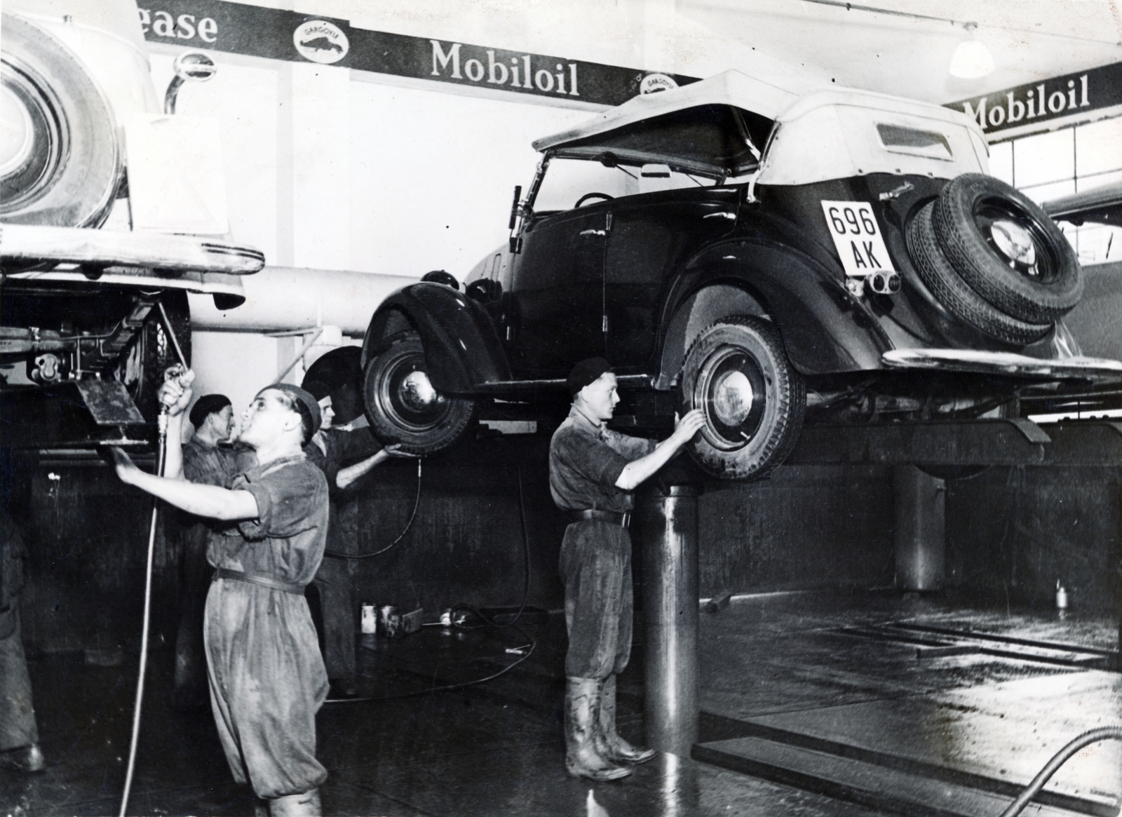 Magyarország, Budapest XIII., Victor Hugo (Wahrmann Mór) utca 2-4., Jurkó és Róna autószerviz., 1944, Róna Annamária, Budapest, katonai rendszám, autószerelő, automobil, Fortepan #223326
